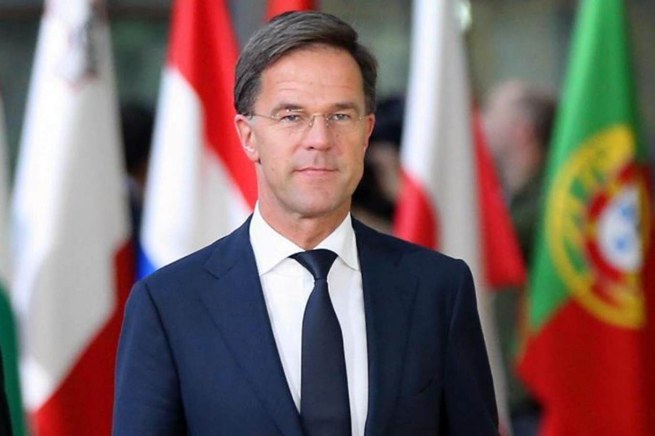 Hollanda'da Başbakan Rutte ve hükümet istifa etti