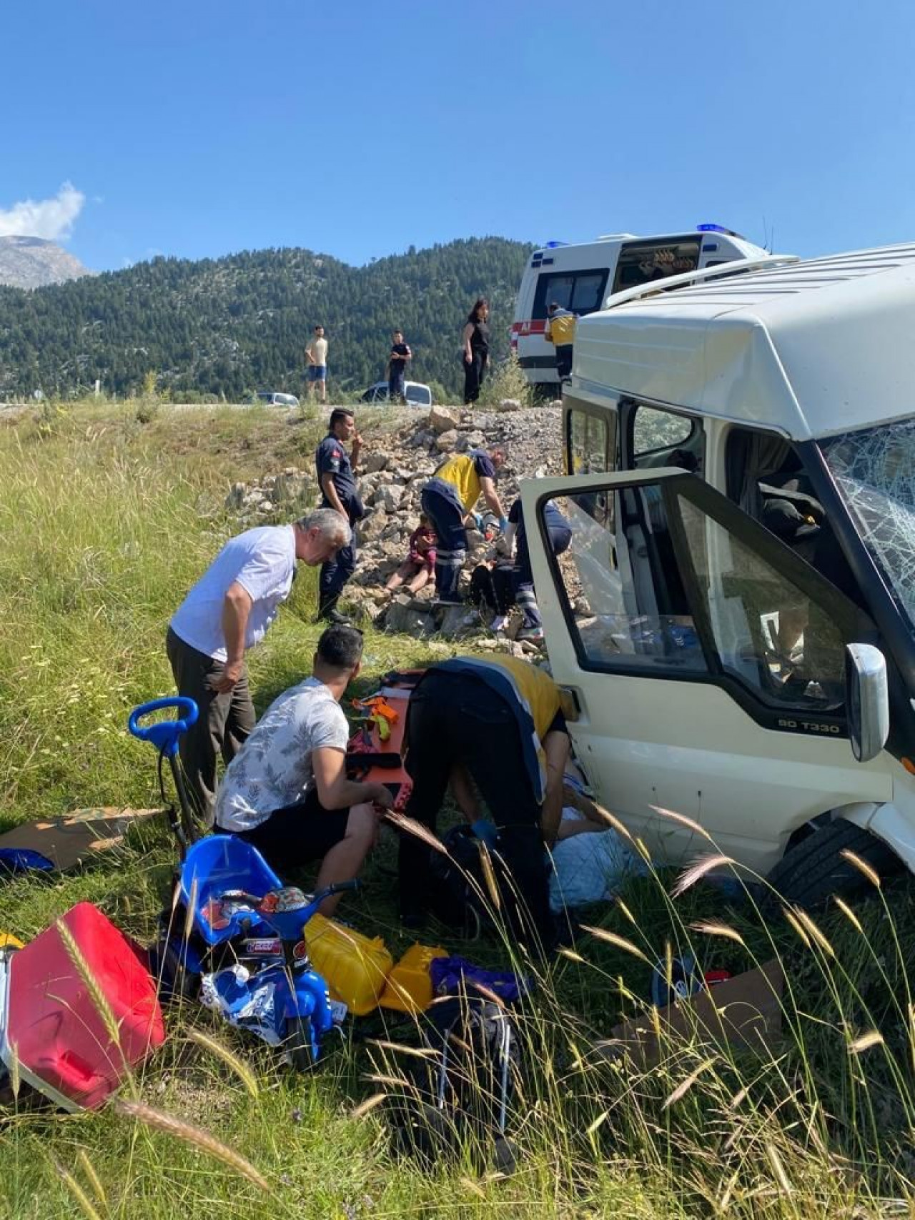 Kontrolden çıkan minibüs şarampole yuvarlandı: 7 yaralı