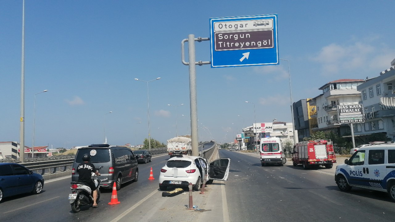  Antalya'da otomobil bariyere ok gibi saplandı: 1 ölü, 2 ağır yaralı  