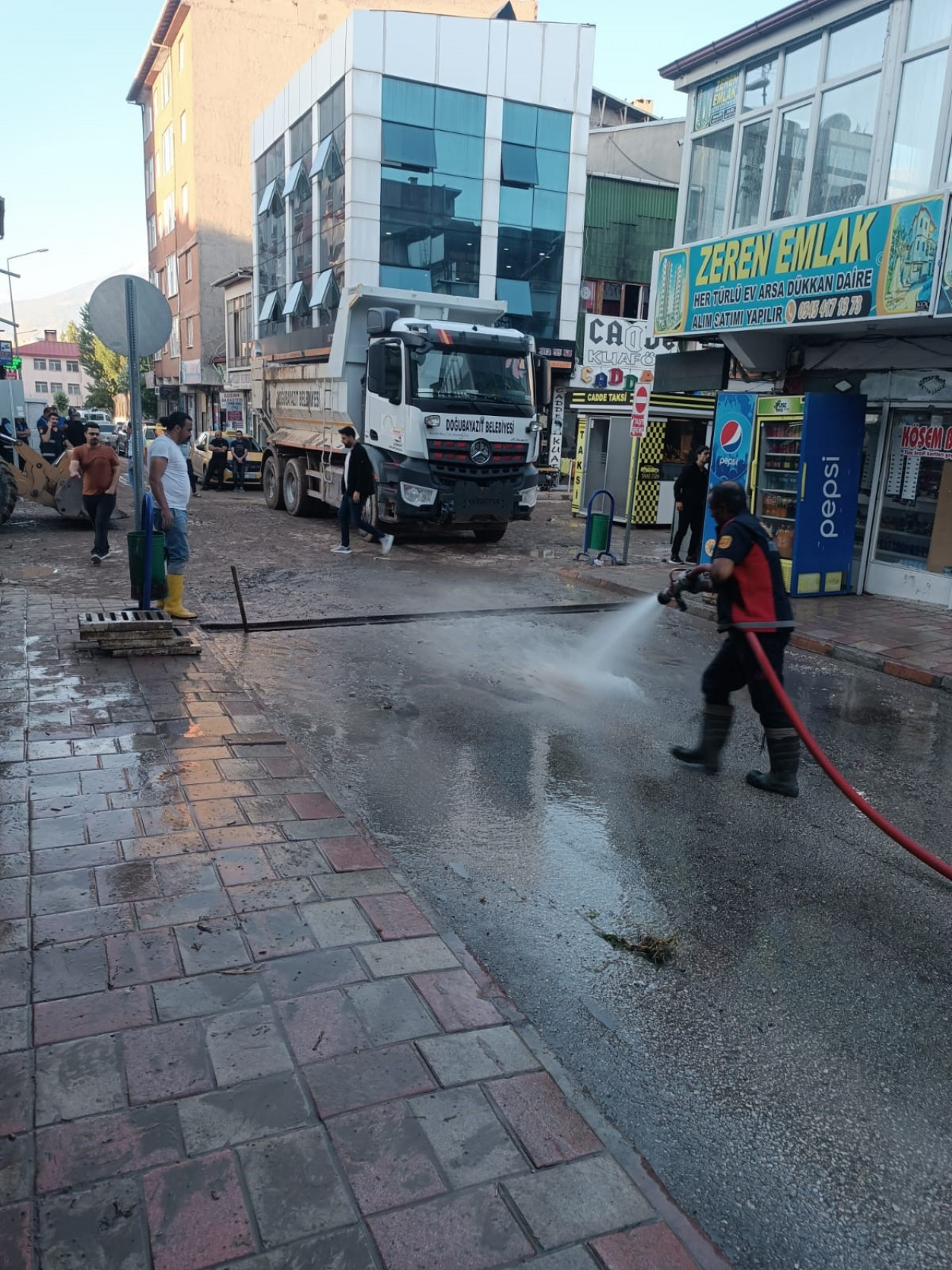 Doğubeyazıt'ta sel suları ev ve bahçeleri bastı