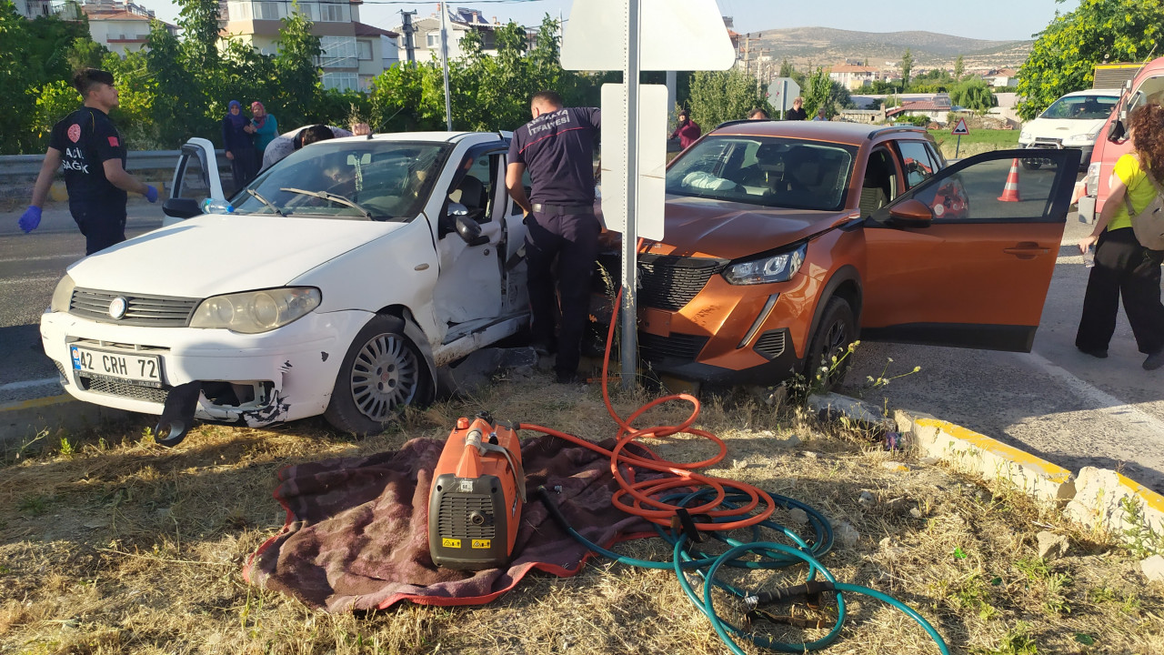 KORKUTELİ'NDE SIKIŞMALI TRAFİK KAZASI