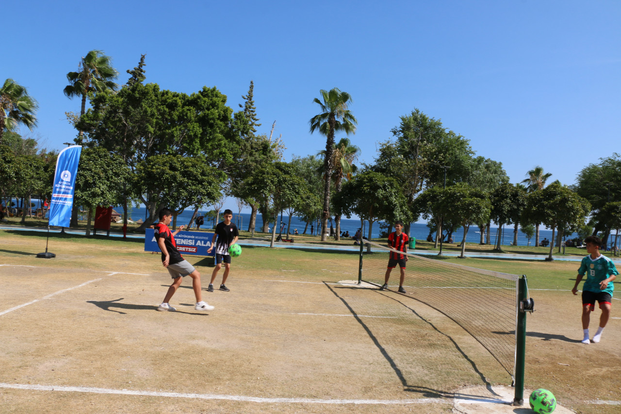 Antalya’nın yeni sporu: ayak tenisi