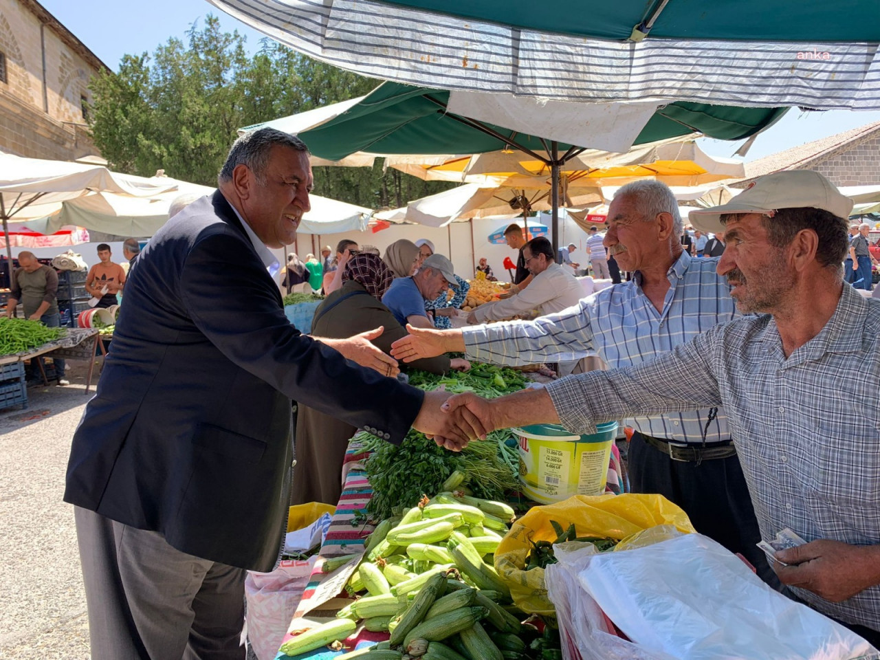 CHP Niğde Milletvekili Ömer Fethi Gürer, Niğde'deki pazar yerinde esnafın ve vatandaşların sorunlarını dinledi