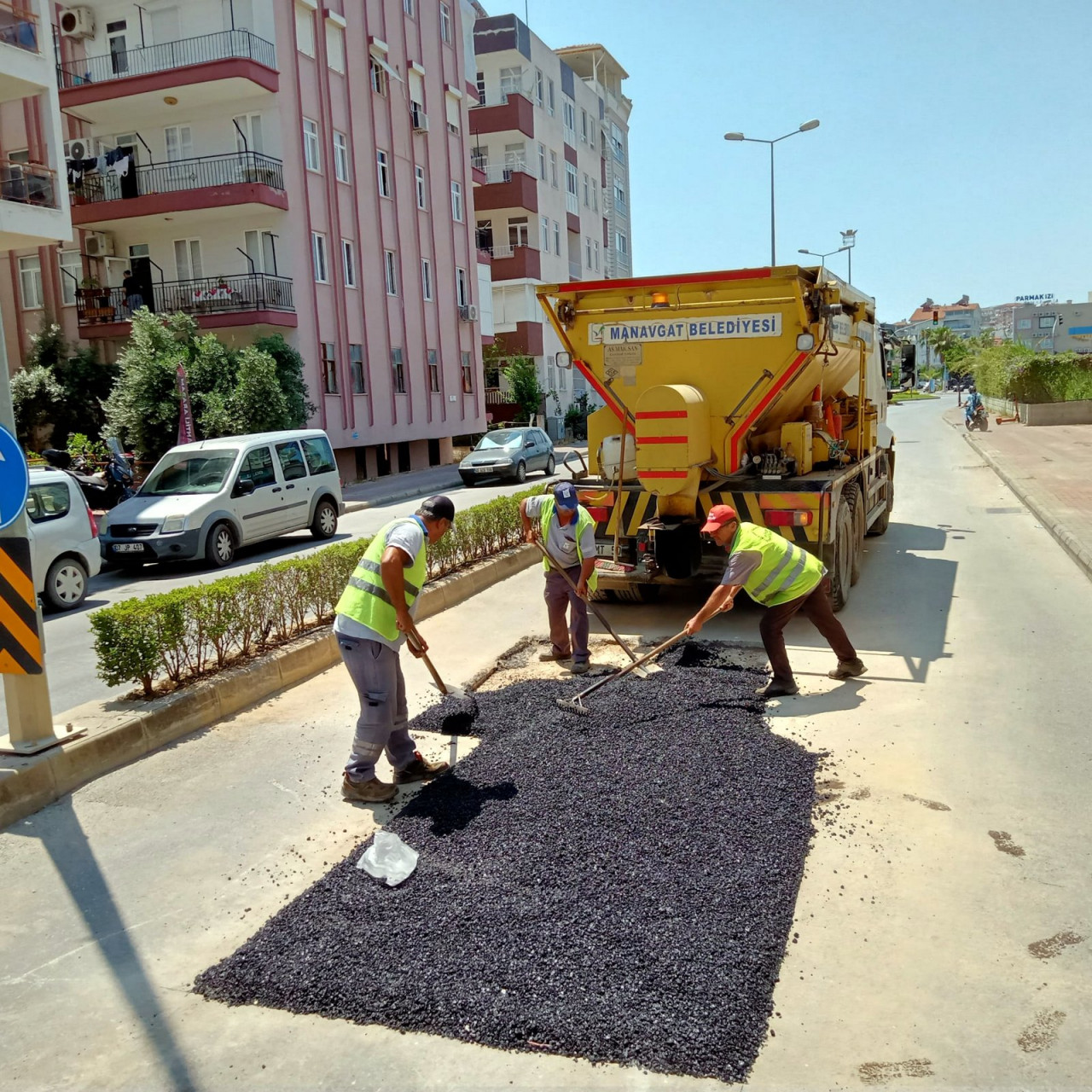 Manavgat’ta yollar bakımda