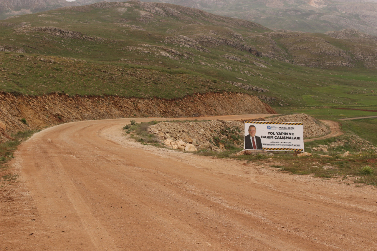 Büyükşehir’den Elmalı’da yol çalışması