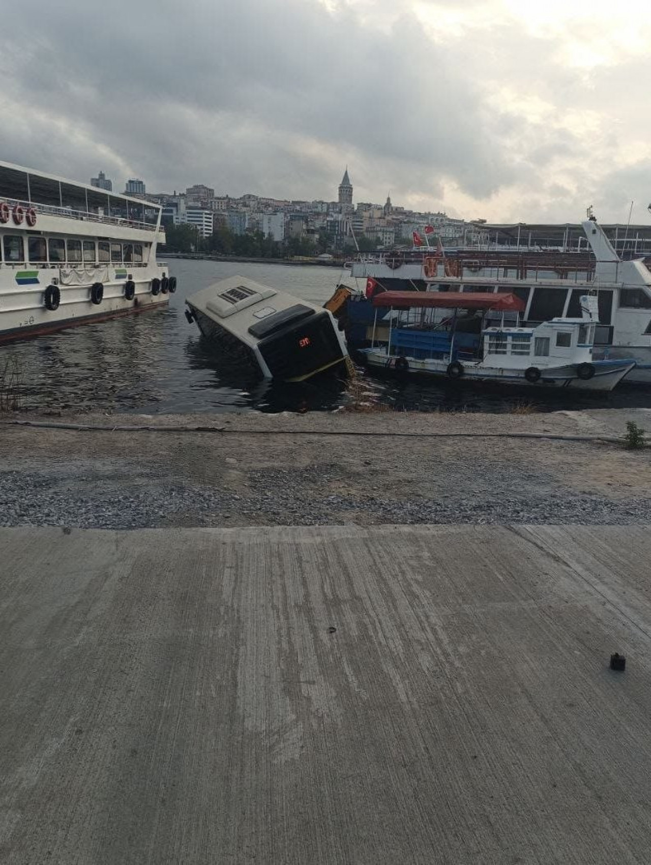 Otobüs denize düştü