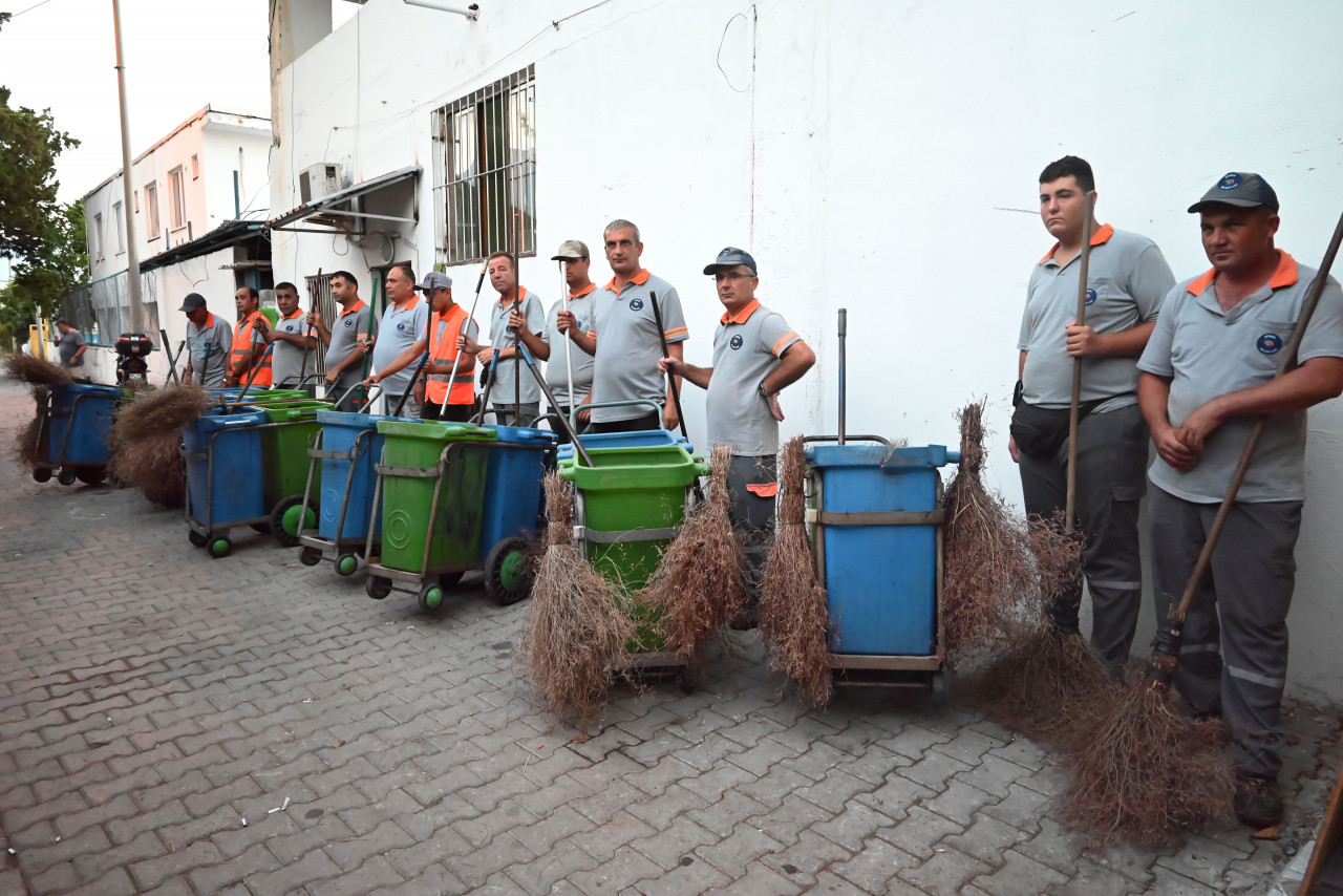 Kemer’in temizlik timi görevinin başında