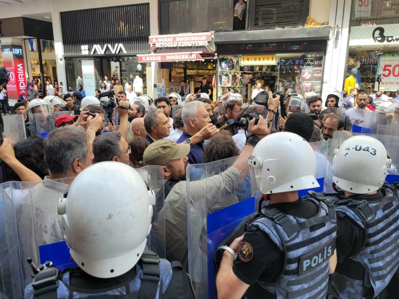 Cumartesi Anneleri'nin eylemi polis engeliyle karşılaştı