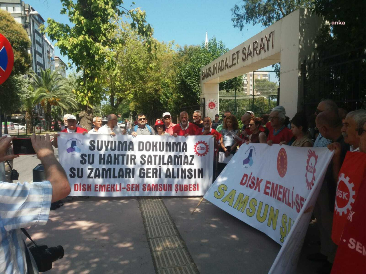 "AKP'DEN GERİ KALMIYOR, HALKIN CEBİNDEN ELİNİ ÇEKMİYOR"