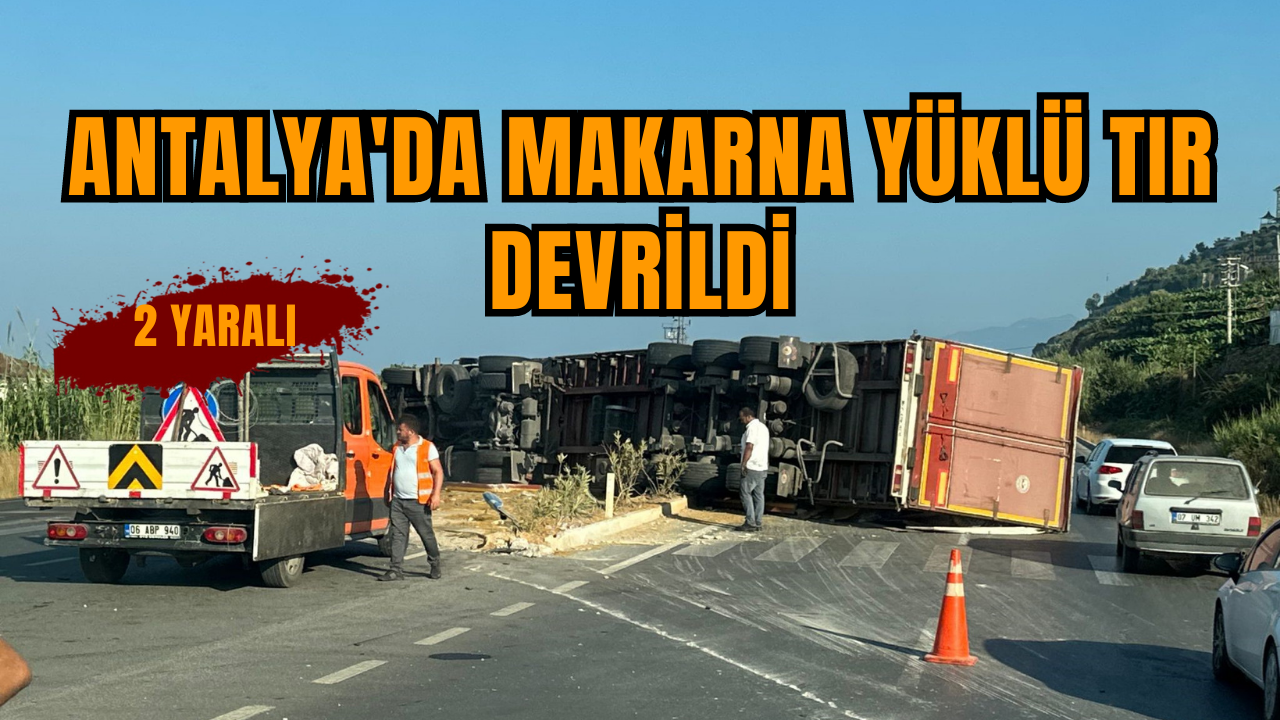 Antalya'da makarna yüklü tır devrildi