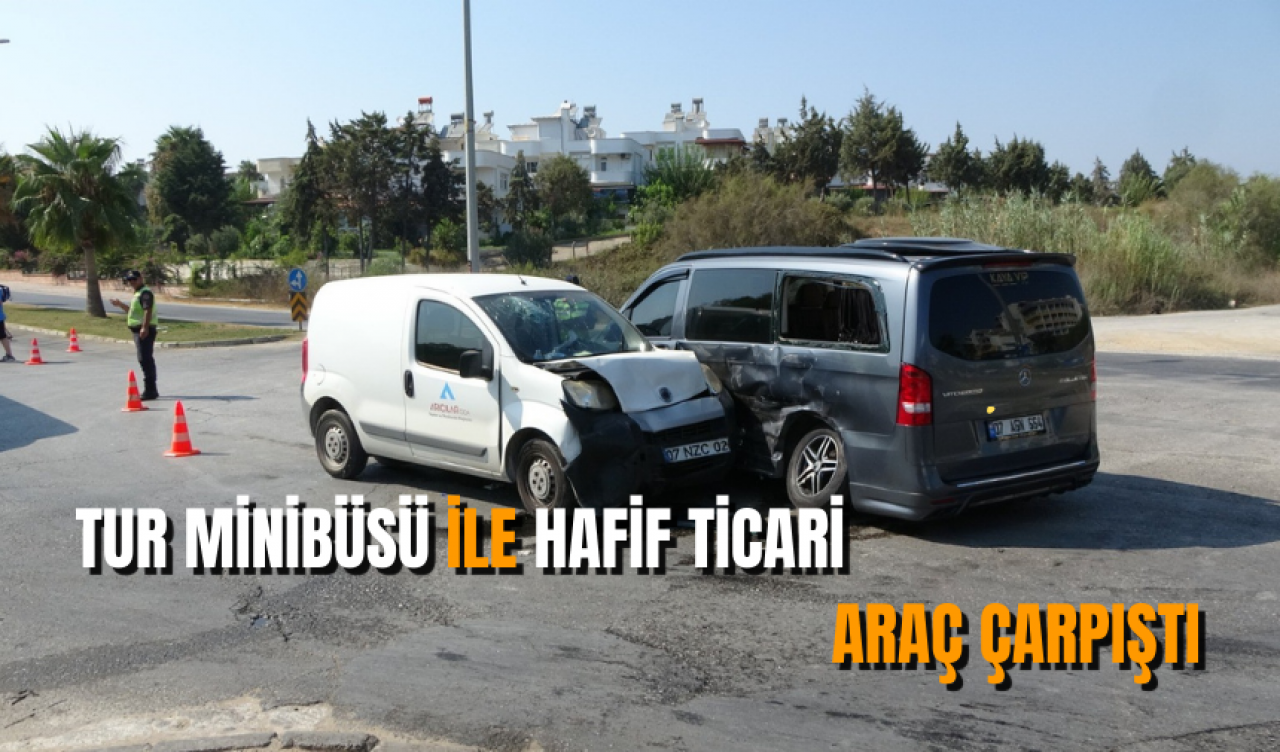 Tur minibüsü ile hafif ticari araç çarpıştı  