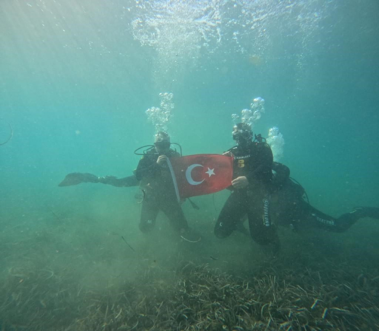 O İlde Kaymakam ve belediye başkanı Cumhuriyet için denize daldı