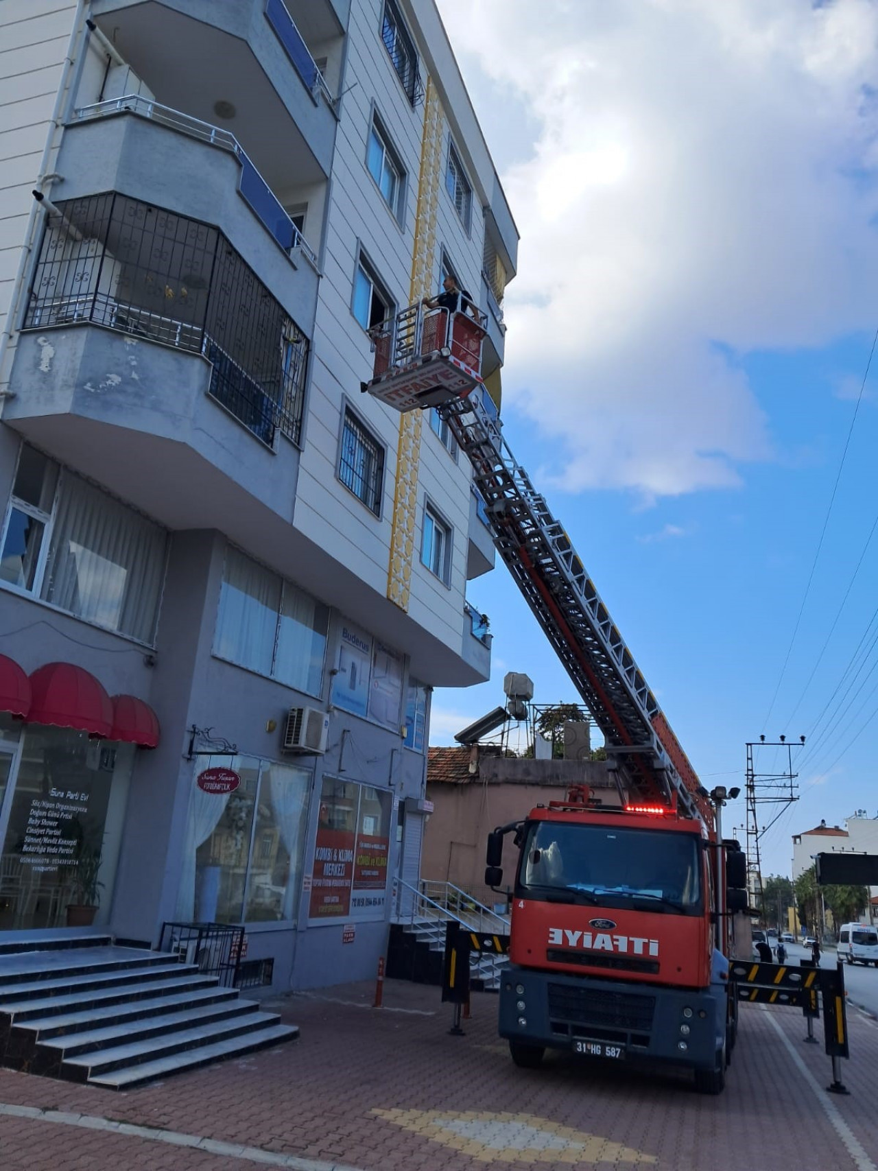 Hatay'da evde mahsur kalan çocuğu itfaiye ekipleri kurtardı