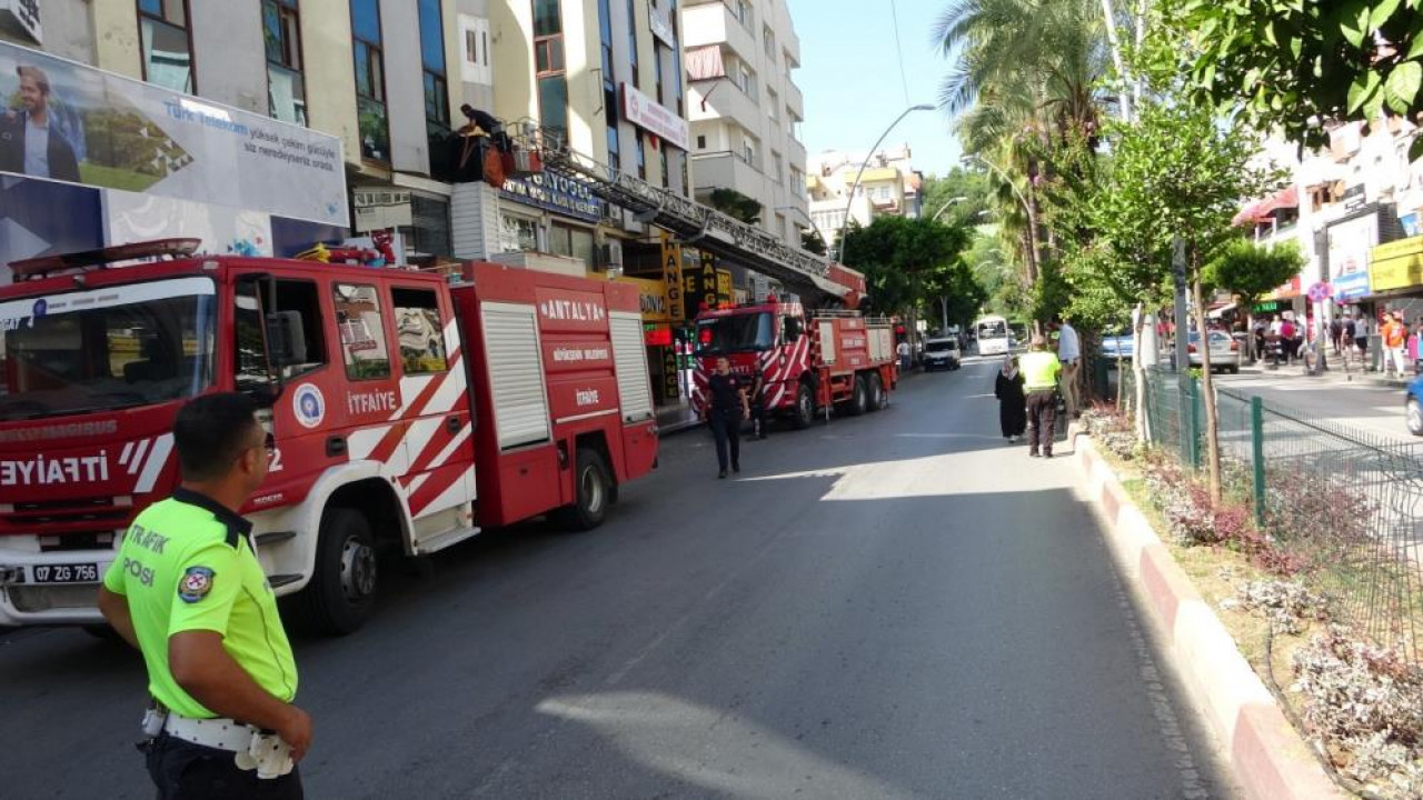 Antalya'da dönercinin bacası herkesi alarma geçirdi