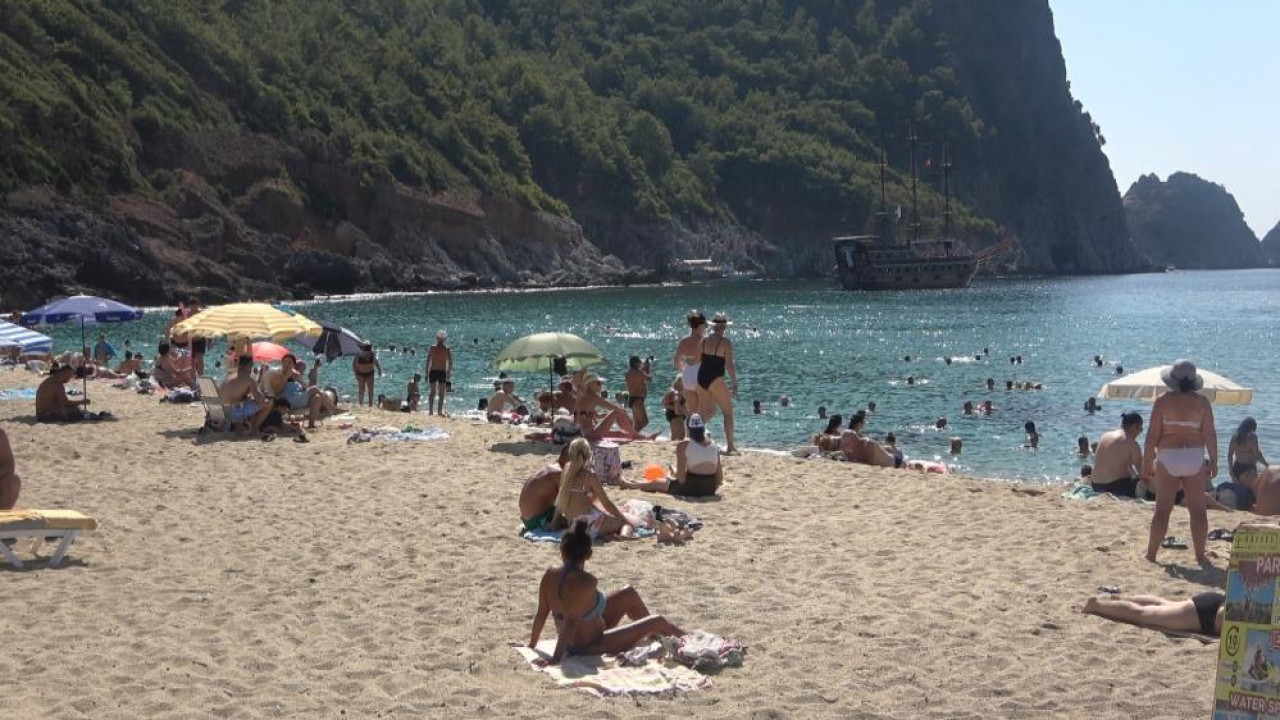 Alanya'da Ekim Ayında Deniz Keyfi Sürüyor