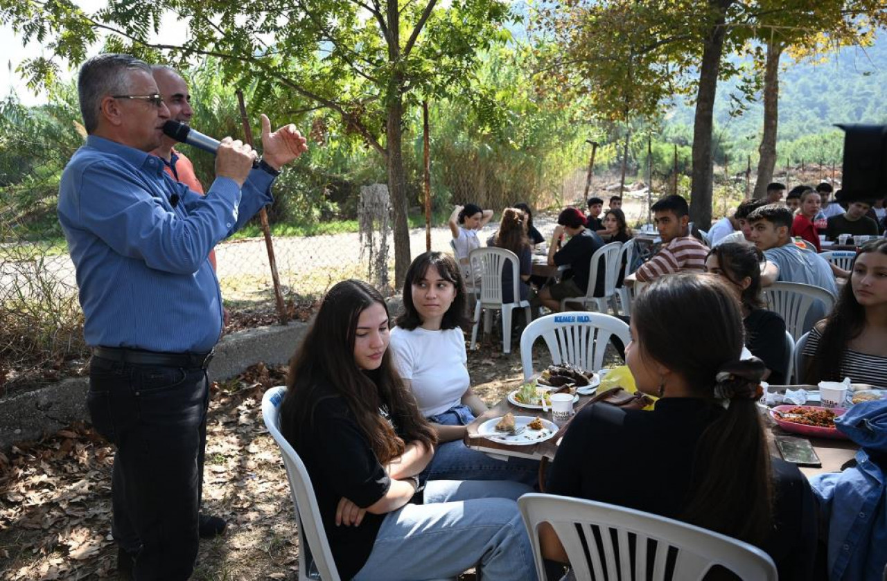 Antalya'da öğrencilerden başkana özel yemek