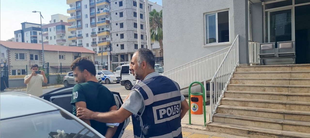 Mersin'de hırsızlık yaptığından şüphelenilen  2 kişi yakalandı