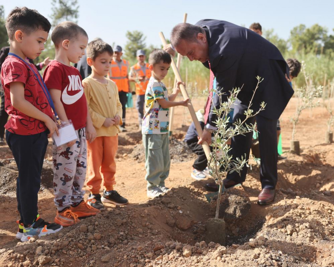 Antalya'da Cumhuriyet’in 100. yılında 1923 fidanı toprakla buluşturdu