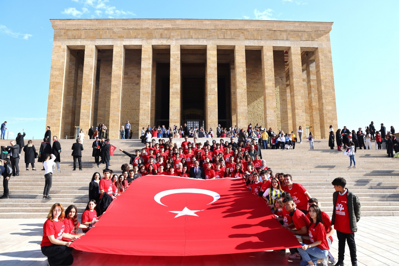 Toroslar Belediye Başkanı gençlerle Anıtkabir'de Cumhuriyetin 100. yılını onurlandırdı