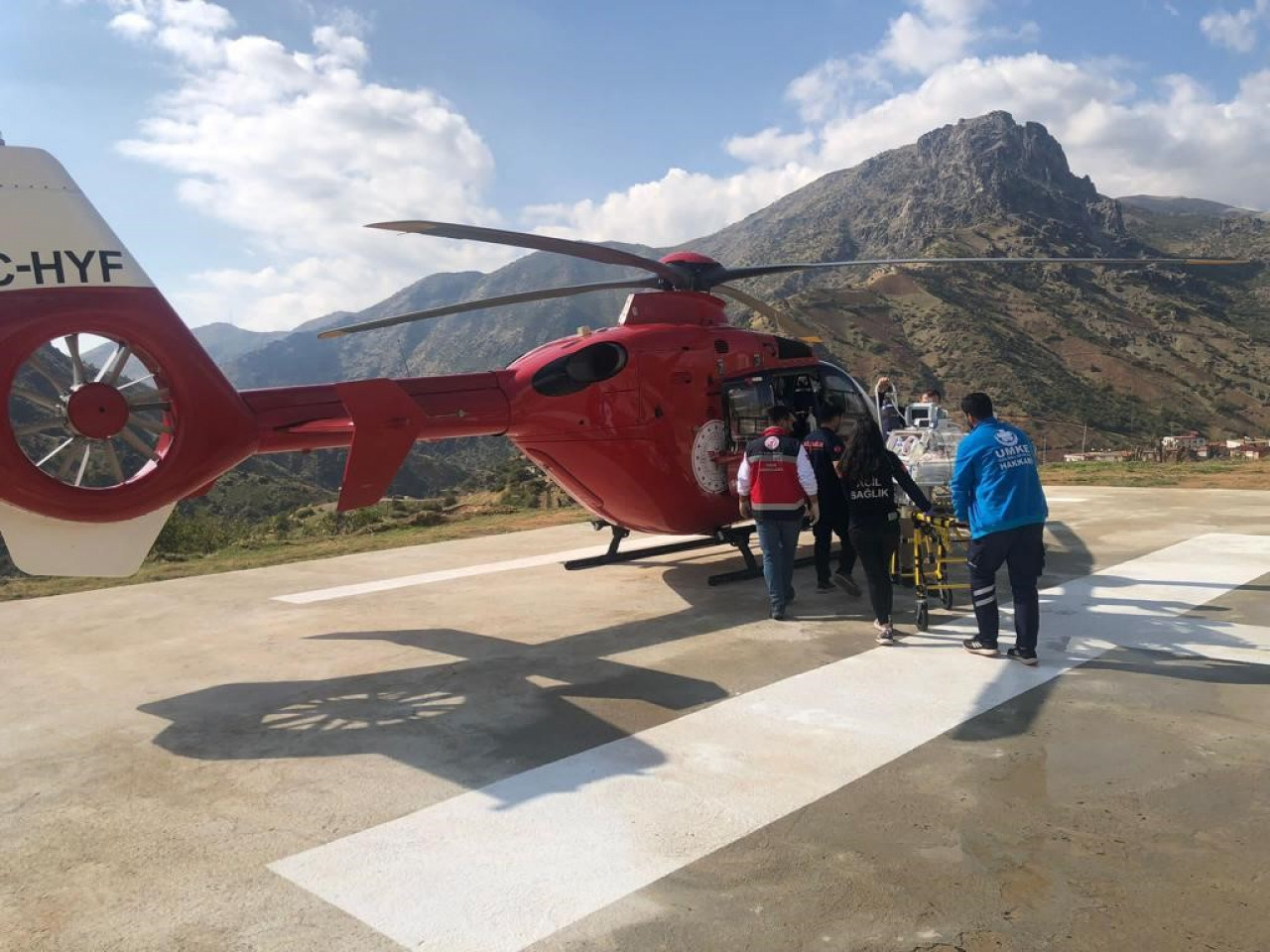 Kritik an hipotermiyle mücadele eden yenidoğan bebeği helikopter ambulans kurtardı