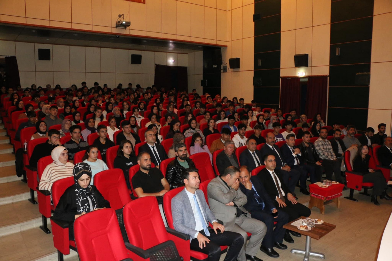 Bitlis hizan kaymakamı öğrencilere meslek seçimi tavsiyeleri verdi