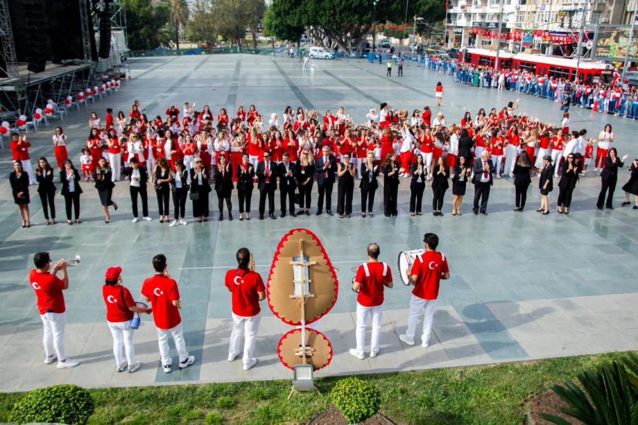 Antalyalı miniklerden 100. yılda özel koreografi