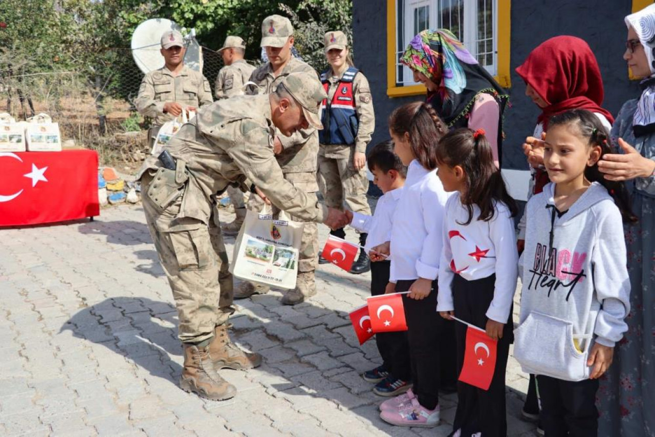 Jandarmadan çocuklara özel hediye!