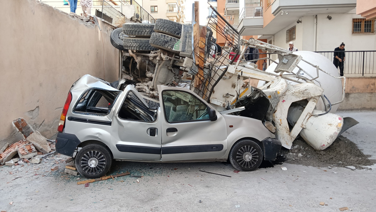 Kontrolden çıkan beton mikser 3 aracı yok etti