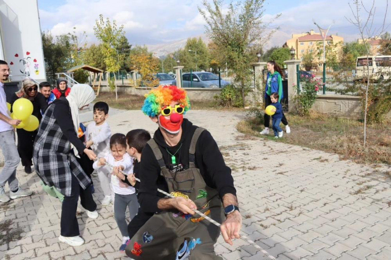 Palyaço öğrencileri eğlendirdi!