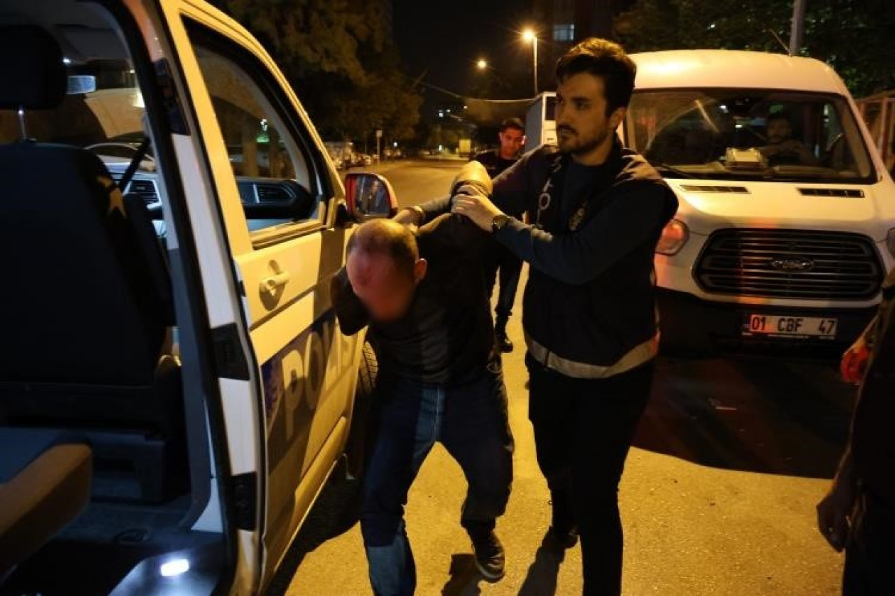 Adana'da hükümlü polisi ezip kaçmaya çalıştı! Balyoz timi son anda yetişti!