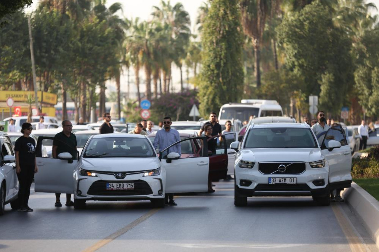 Mersin'de 10 kasım töreni! Hayat 2 dakika durdu