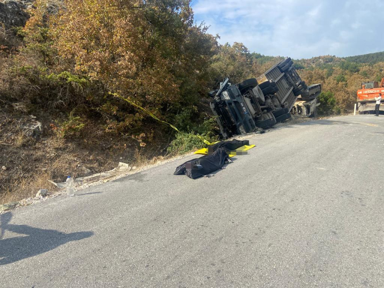 İş makinesi taşıyan tır devrildi! 2 ölü