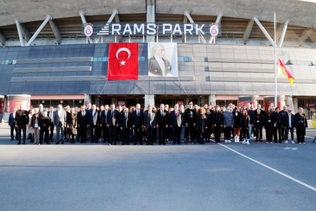 Galatasaray Atatürk'ü saygıyla andı