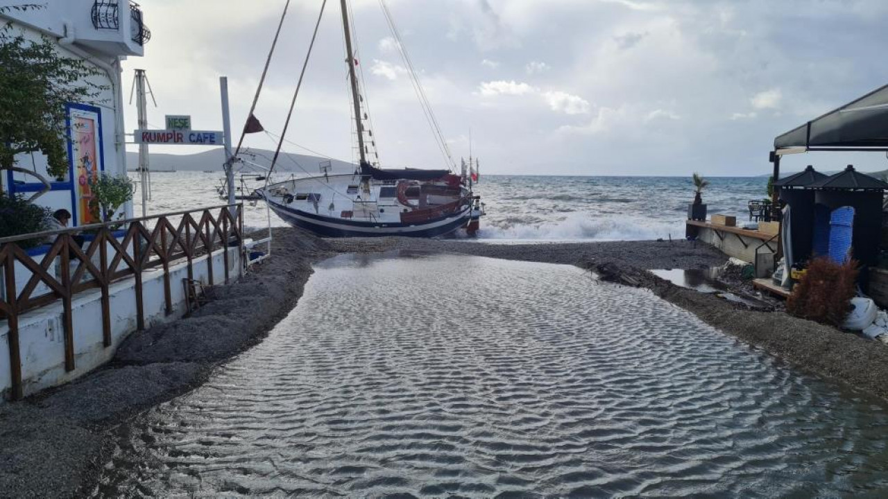 Bodrum'da düzensiz göçmen teknesi karaya oturdu