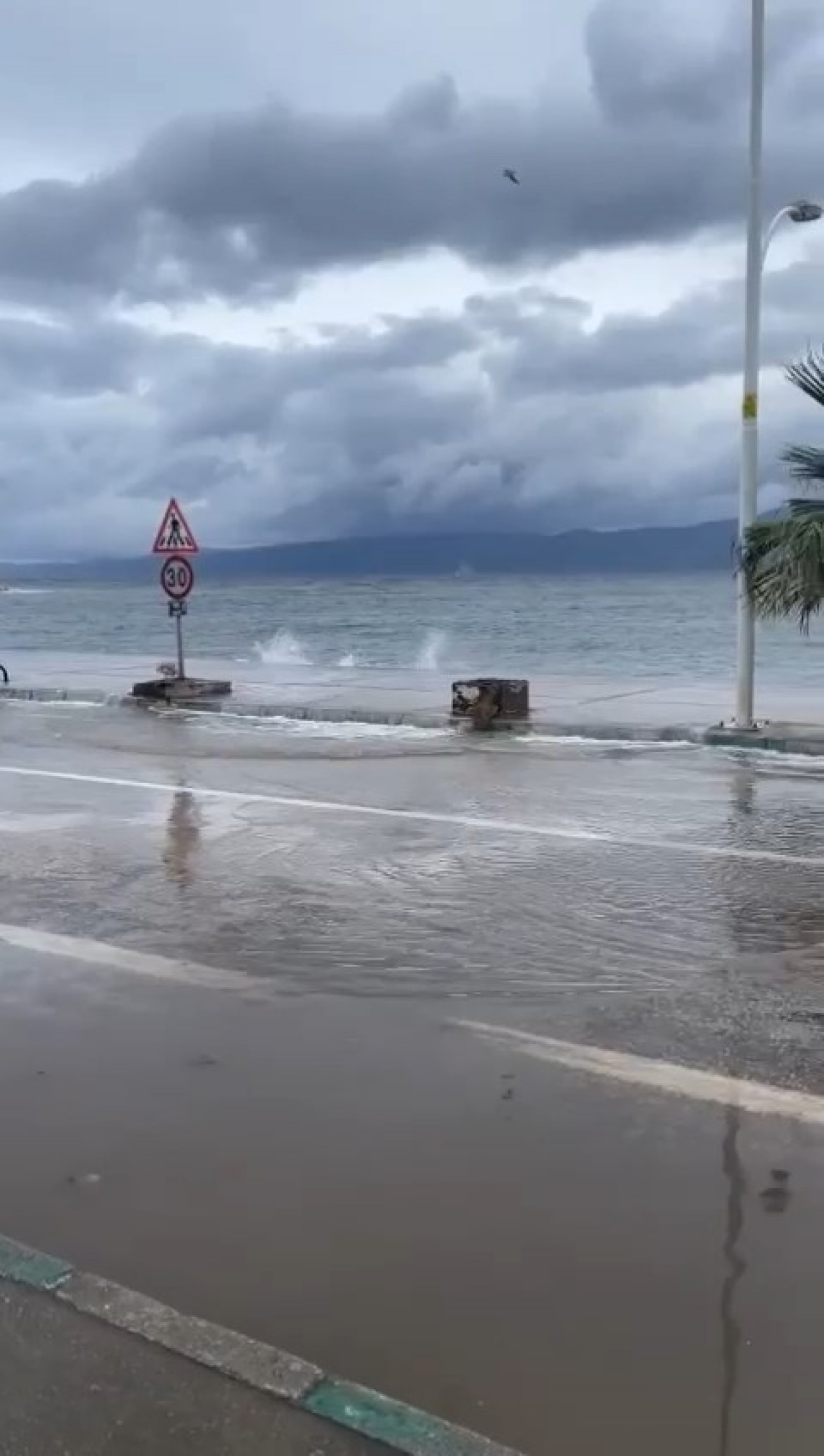 Bursa'da fırtına etkili oldu denizle kara birleşti