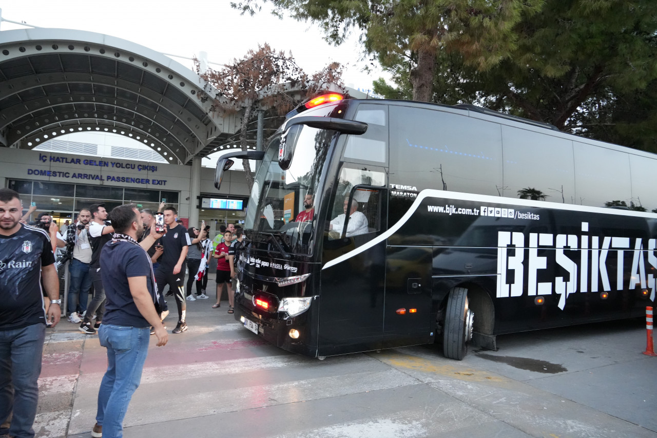 Beşiktaş, Antalya'da taraftarların coşkusuyla karşılandı