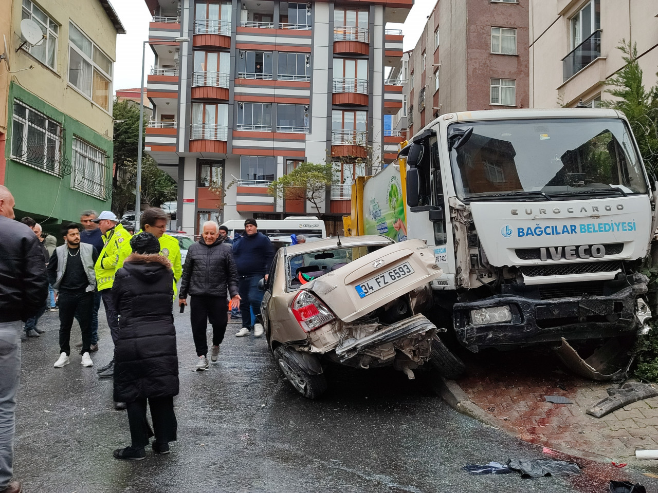 Freni boşalan çöp kamyonu 7 aracı ezdi geçti