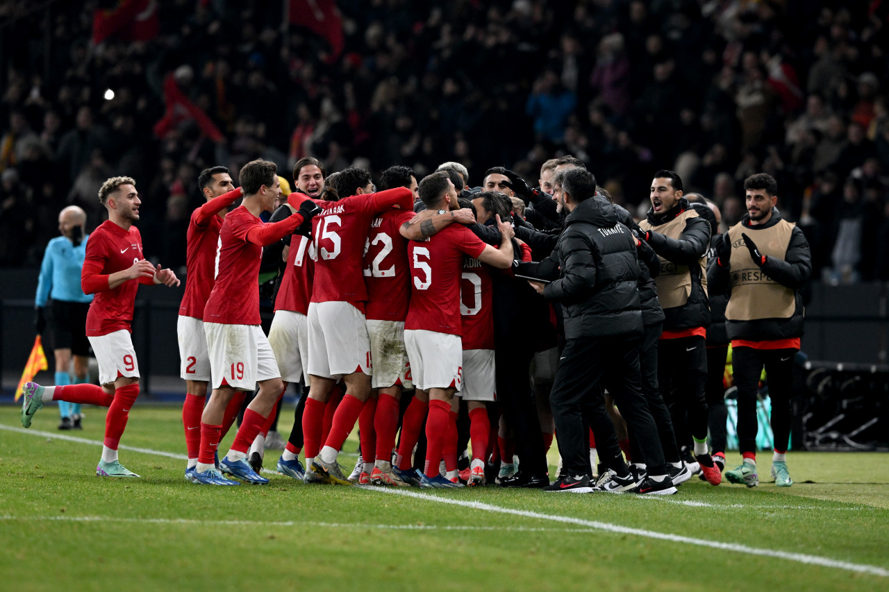 Bizim çocuklardan Almanya' ya futbol dersi