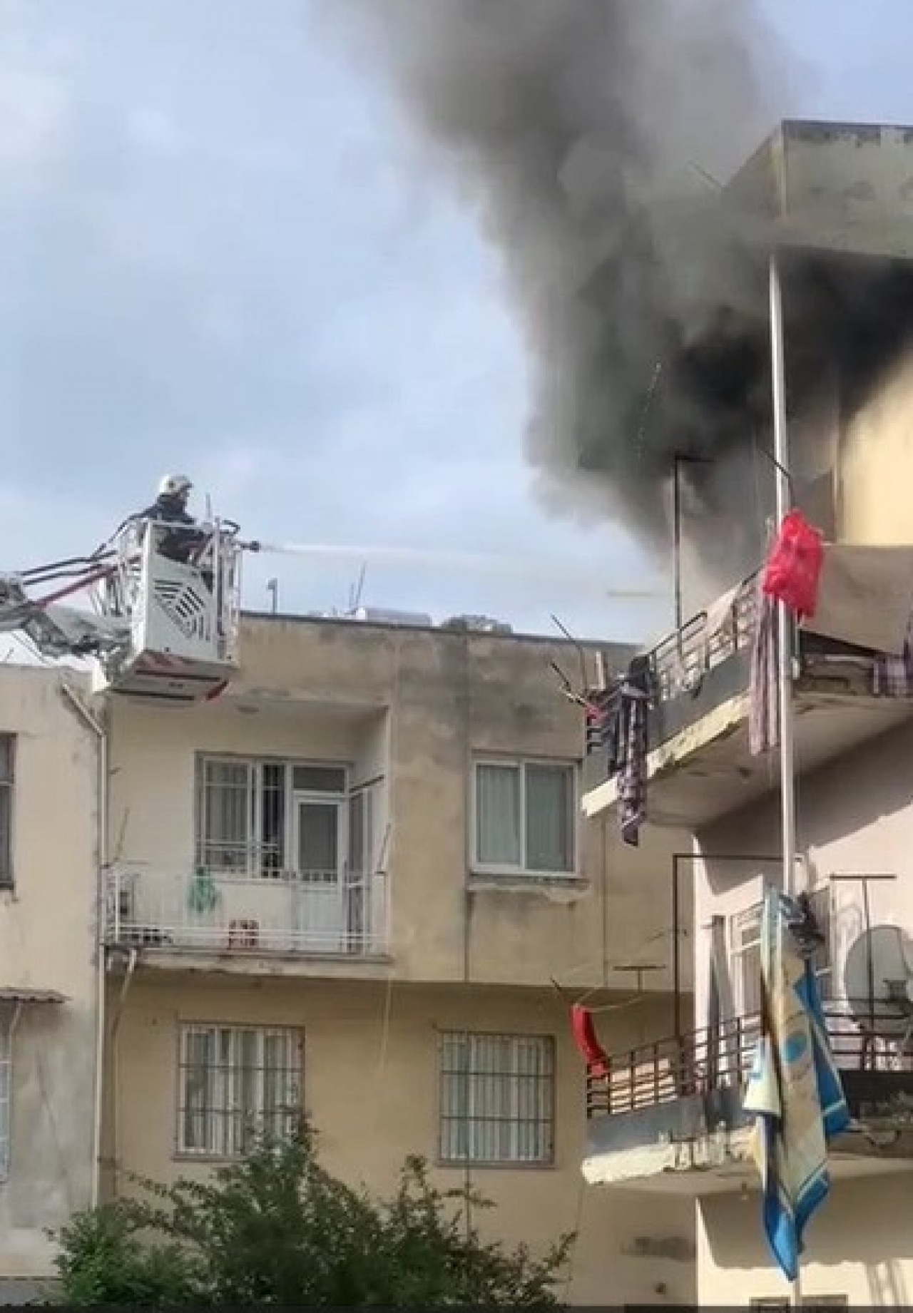 Hatay’da 2 katlı binada yangın çıktı