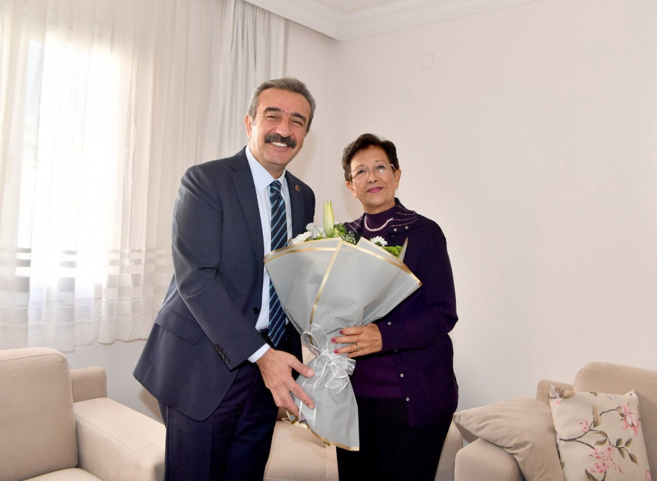 Çukurova Belediye Başkanı Öğretmenler Günü'nde öğretmenini unutmadı