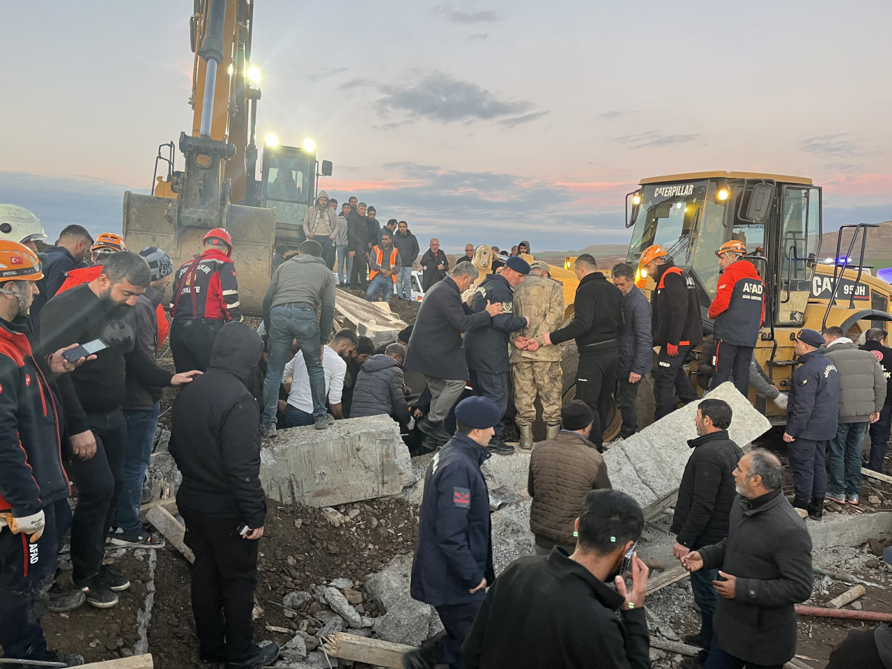 Kum ocağında felaket! İşçiler göçük altında