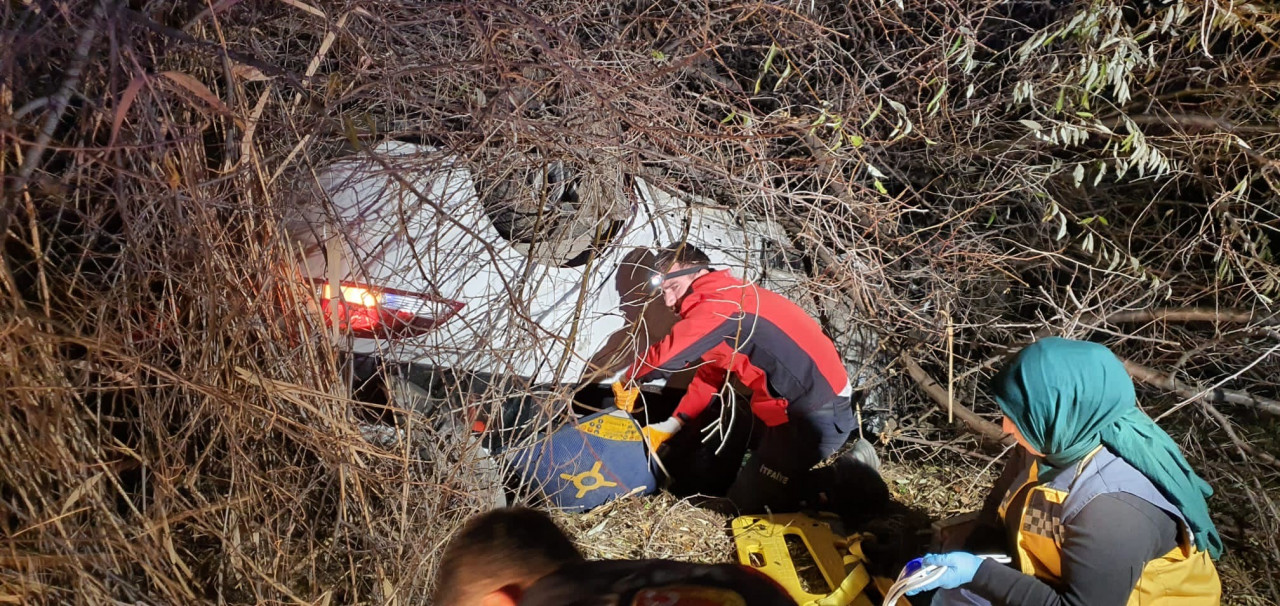 Burdur'da takla atan otomobil şarampole yuvarlandı: 2 yaralı