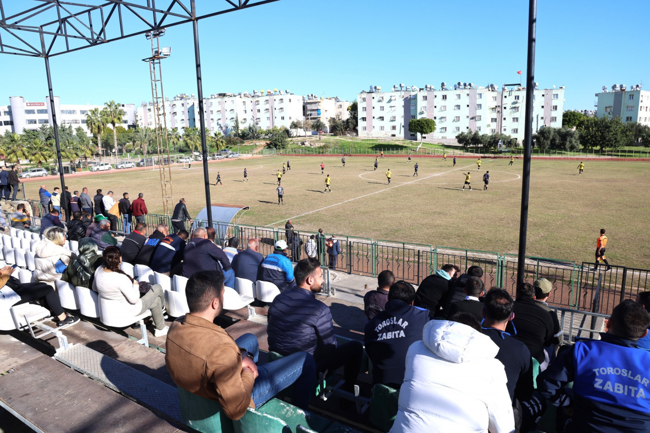 Mersin'de düzenlenen 15. "Kurtuluş Kupası Geleneksel Kurumlar Arası Futbol Turnuvası" eleme maçlarıyla devam ediyor