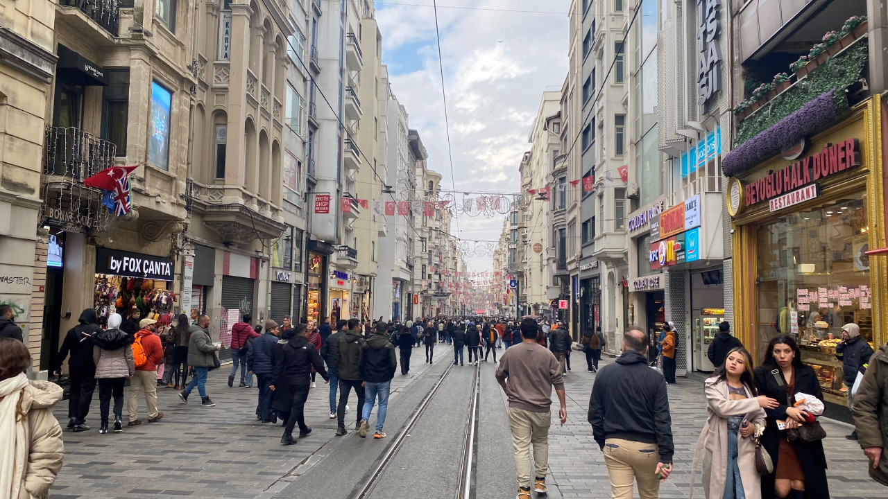 Taksim Meydanı ve İstiklal Caddesi Yılbaşı Coşkusunu Turistlerle Buluşturuyor!