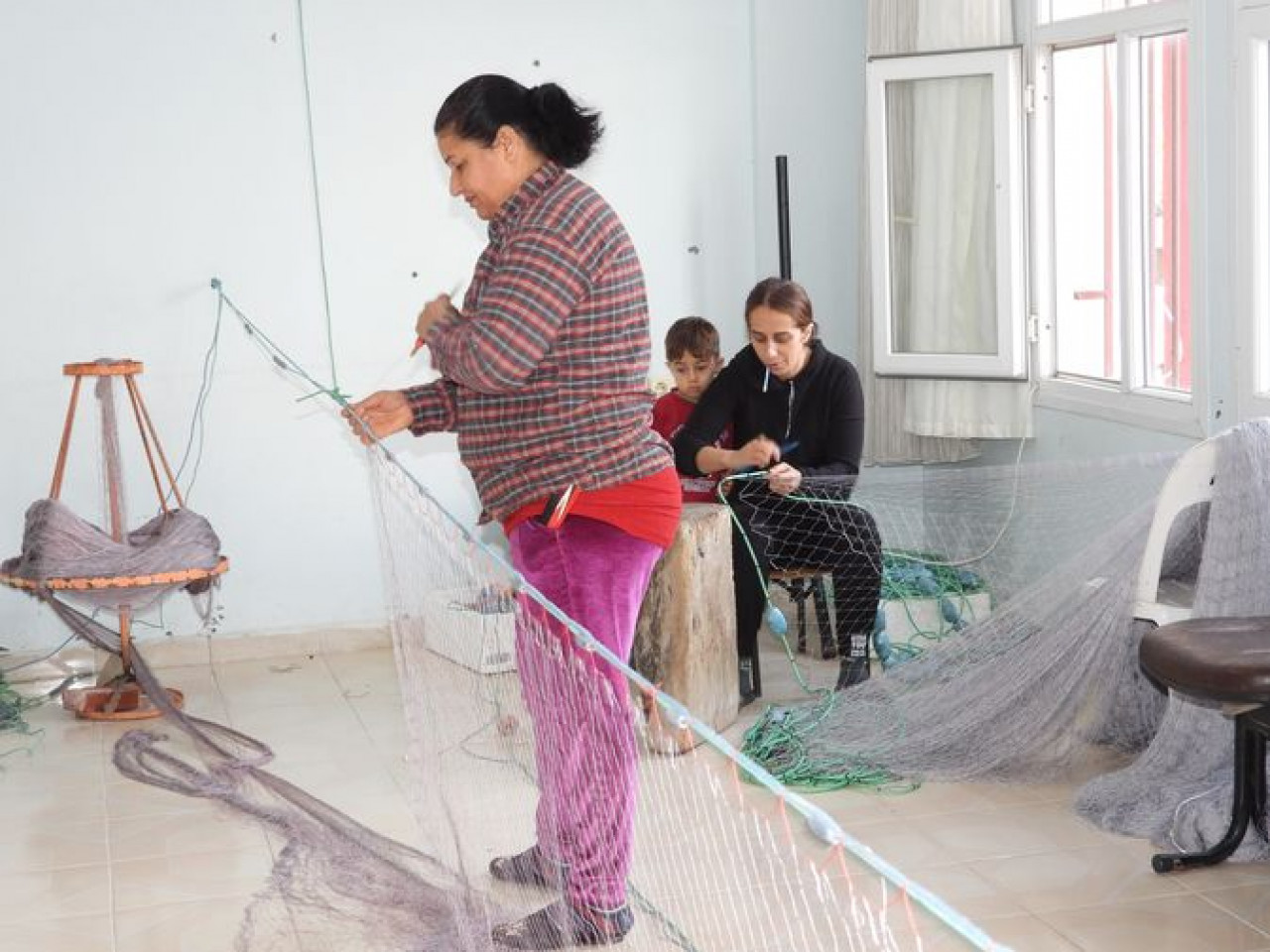 Hatay'da depremzede kadınlar balıkçılık yaparak geçimlerini sağlıyor