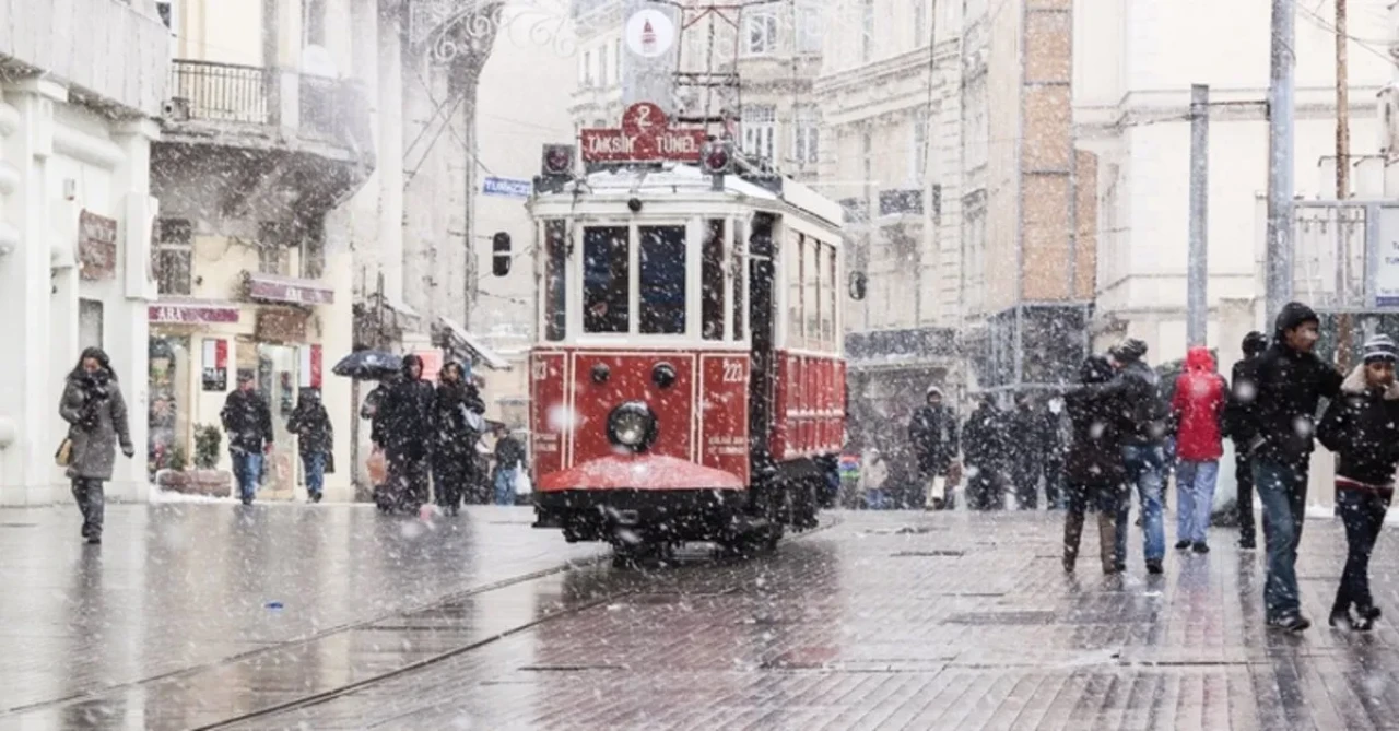 Geliyor gelmekte olan! İstanbul'a lapa lapa kar geliyor