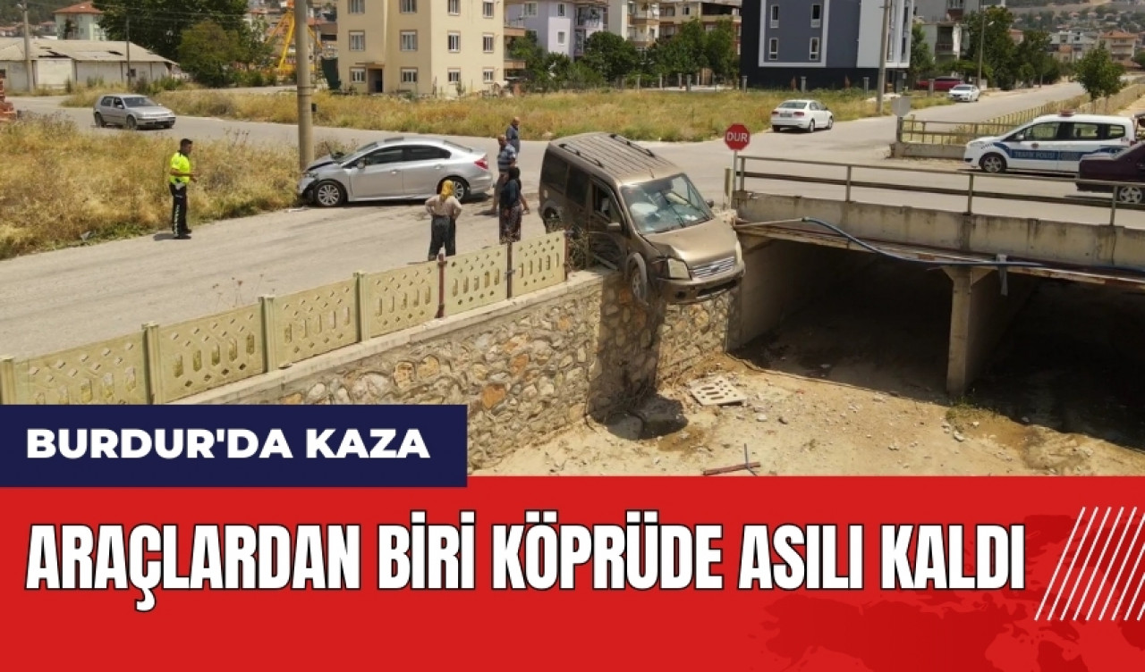 Burdur'da kaza: Araçlardan biri köprüde asılı kaldı