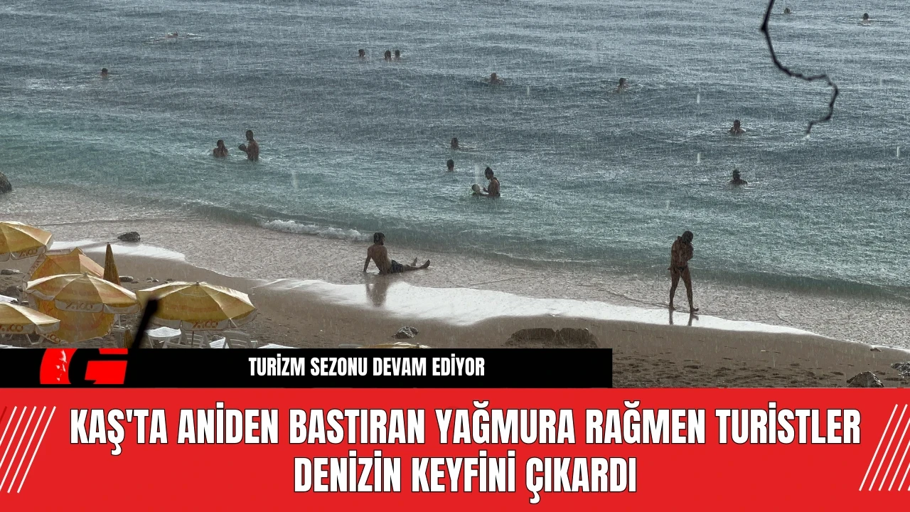 Kaş'ta Aniden Bastıran Yağmura Rağmen Turistler Denizin Keyfini Çıkardı