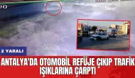 Antalya'da otomobil refüje çıkıp trafik ışıklarına çarptı