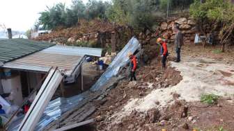 Kumluca'da istinat duvarı çöktü! Ev ve seralar zarar gördü